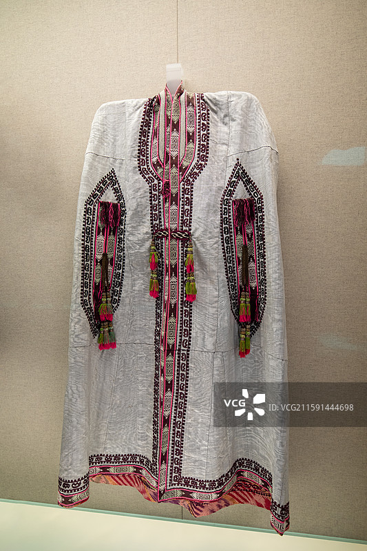 乌孜别克族绣花镶边女帔袍 20世纪上半叶 新疆喀什 上海博物馆图片素材