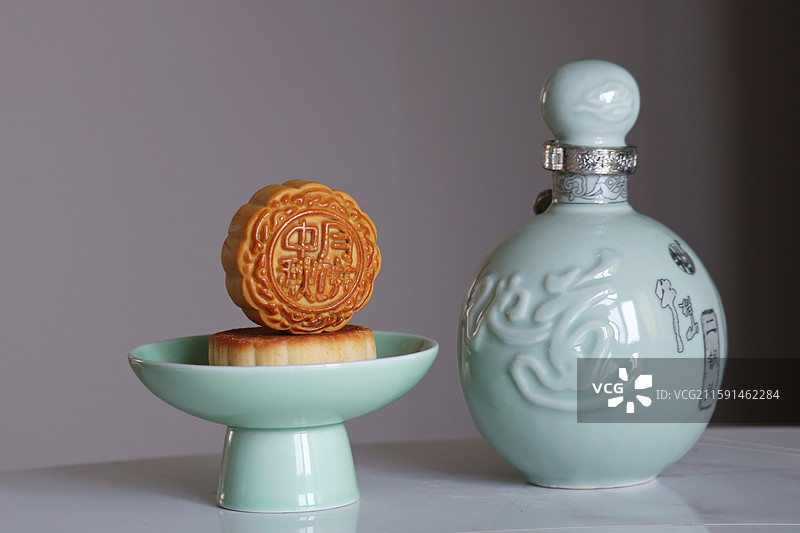 高脚盘中的月饼图片素材