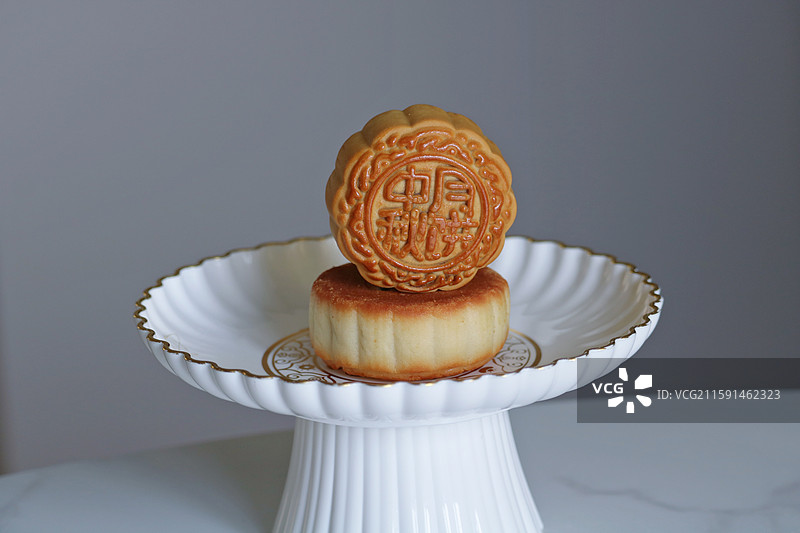 高脚盘中的月饼图片素材