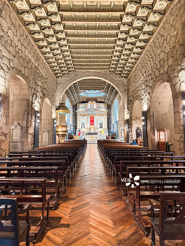 智利圣地亚哥大教堂内景，武器广场，弥撒图片素材