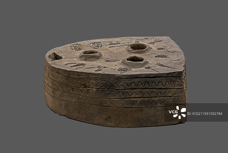 山西省太原市博物馆：三眼陶灶（汉，太原市阳曲县北白村出土）图片素材