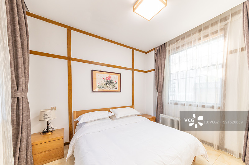 酒店房间大床室内床品布局结构空间，酒店民宿白色大床、双床展示图片素材