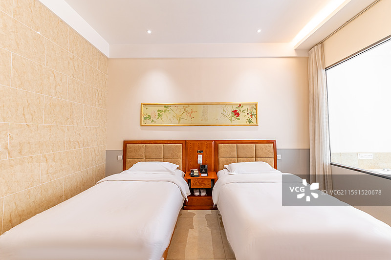 酒店房间大床室内床品布局结构空间，酒店民宿白色大床、双床展示图片素材