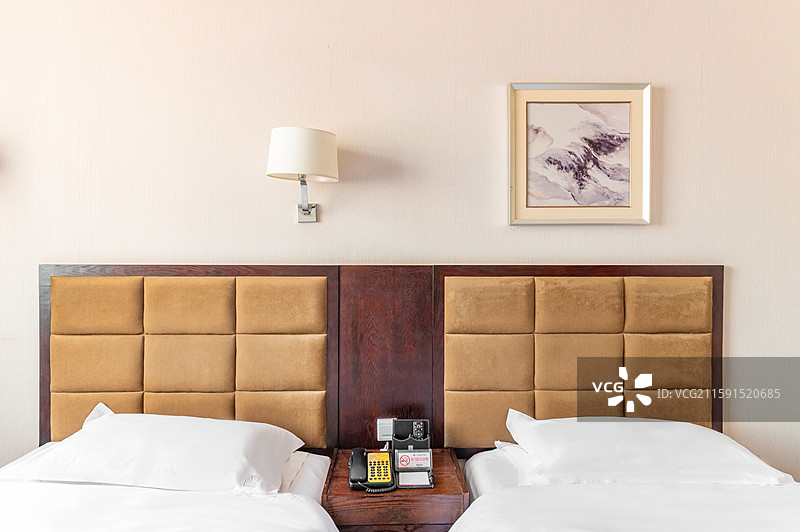 酒店房间大床室内床品布局结构空间，酒店民宿白色大床、双床展示图片素材
