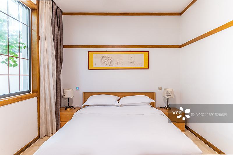 酒店房间大床室内床品布局结构空间，酒店民宿白色大床、双床展示图片素材