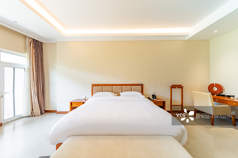 酒店房间大床室内床品布局结构空间，酒店民宿白色大床、双床展示图片素材