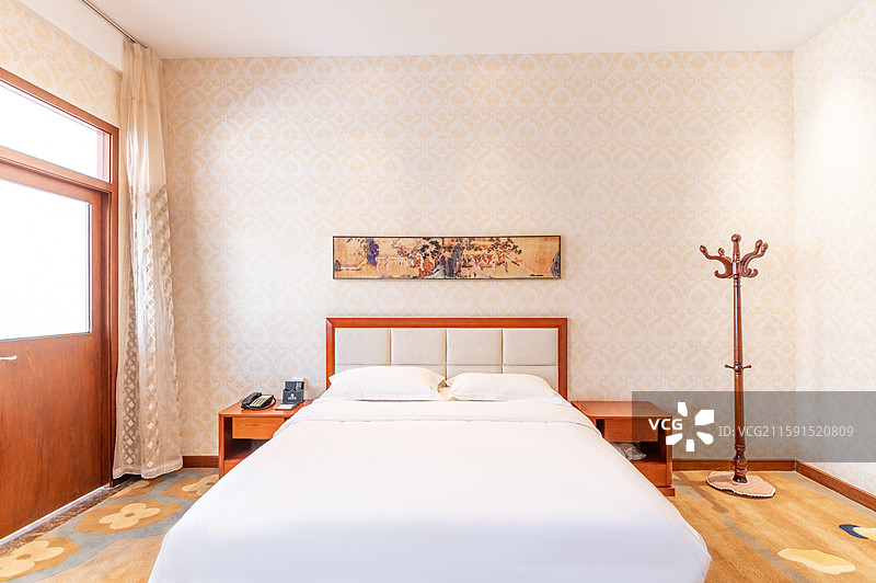 酒店房间大床室内床品布局结构空间，酒店民宿白色大床、双床展示图片素材