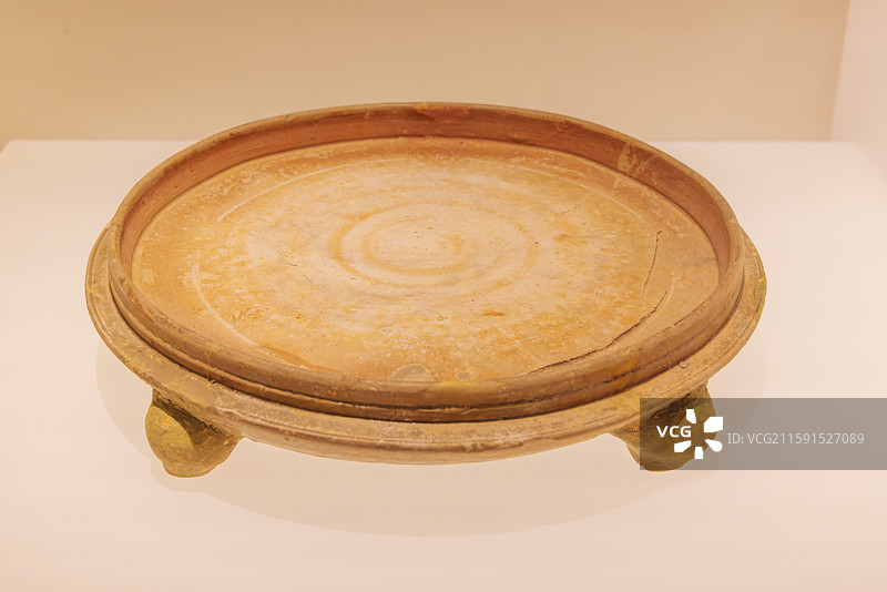 湖北省武汉市出土的南朝时期青釉四足砚图片素材