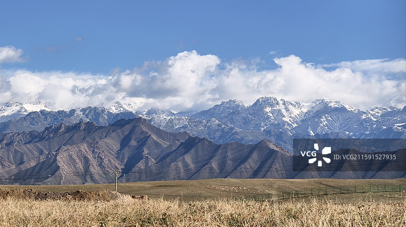 秋天的雪山-博格达峰图片素材