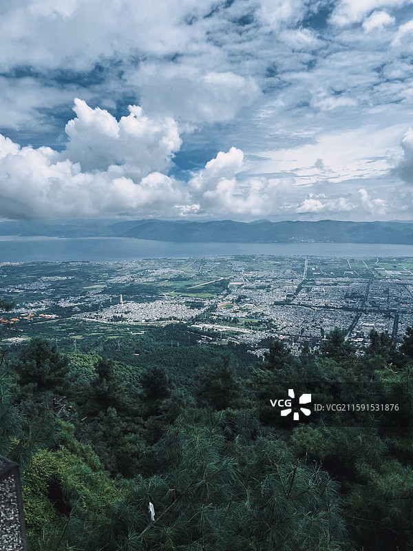 在大理苍山上俯视古城全景图片素材