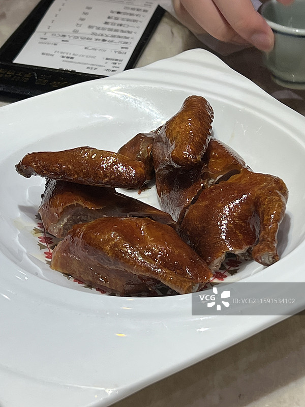 餐桌上盘子里的肉的高角度视图图片素材