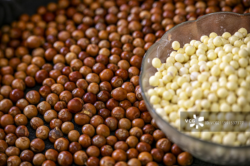 苏州葑门横街江南时令美食鸡头米（芡实）上市热卖图片素材