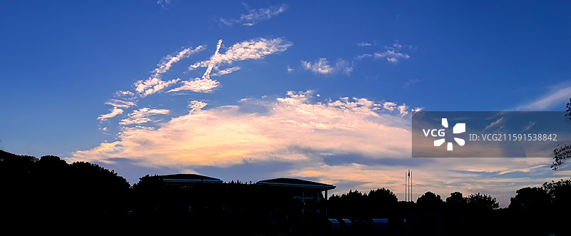 上海外国语大学天上飞翔的鲲鹏云景图片素材