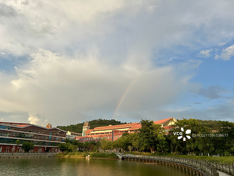云南省德宏州芒市德宏职院校园暑期傍晚水池彩虹图片素材