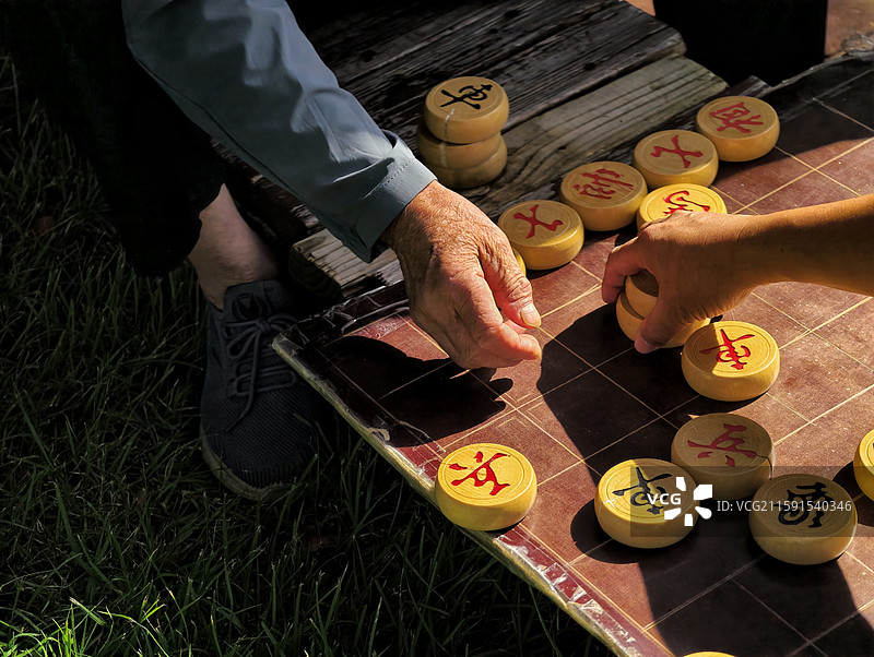 公园一隅，楚河汉界，落子声里藏着简单的快乐。图片素材