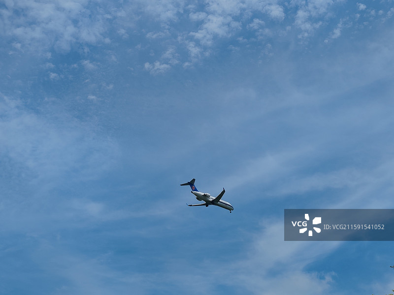 蓝天上的飞机图片素材