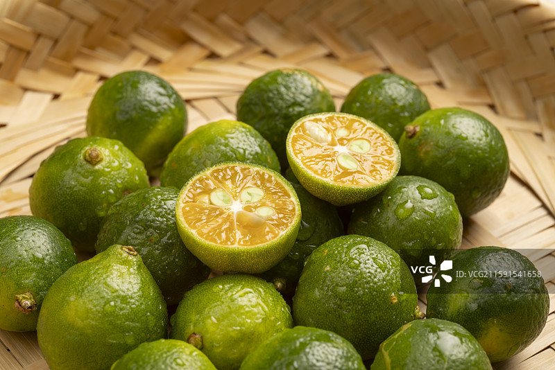 海南青柠金桔切片果肉柑橘青桔特写图片素材