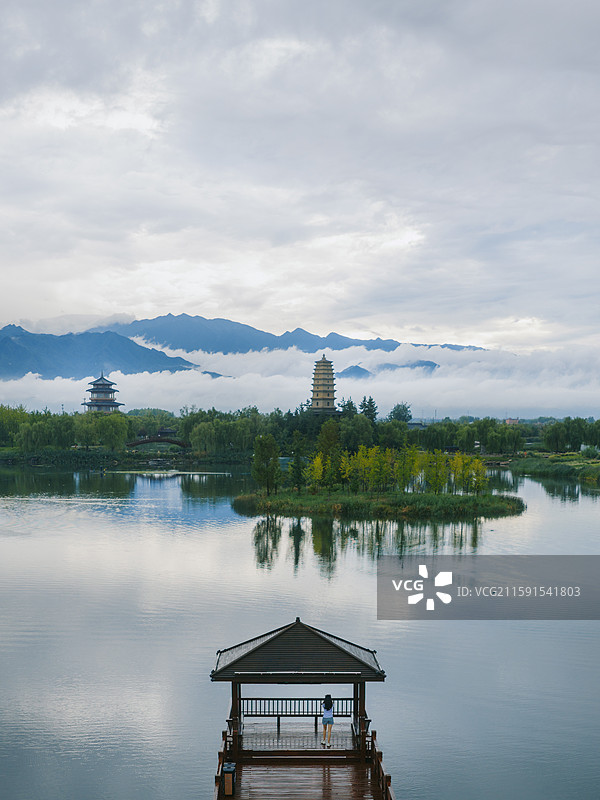 西安户县鄠邑渼陂湖风景公园双塔云海秦岭图片素材