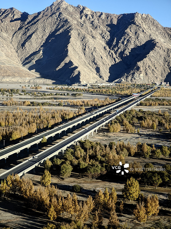 舷窗下拉萨河谷的脉络图片素材