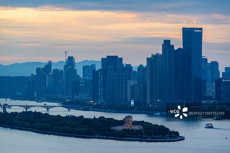 湖南省长沙市岳麓区桔子洲，毛泽东青年艺术雕塑，指点江山，杜甫江阁，问天台天际线图片素材
