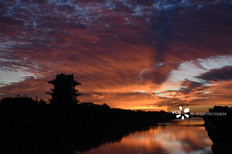 日出朝霞火烧云，上海奉贤，龙门阁图片素材