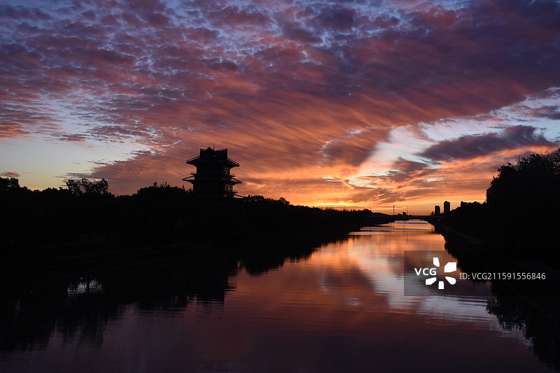 日出朝霞火烧云，上海奉贤，龙门阁图片素材