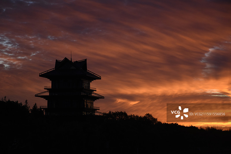 日出朝霞火烧云，上海奉贤，龙门阁图片素材