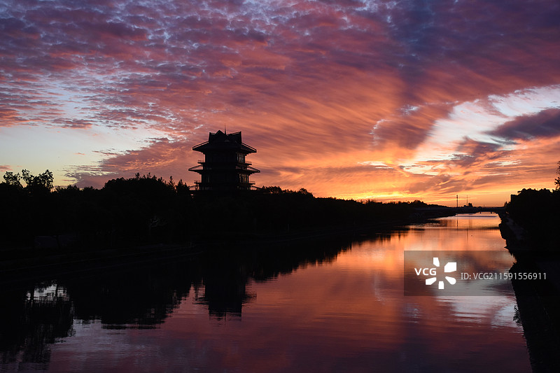 日出朝霞火烧云，上海奉贤，龙门阁图片素材