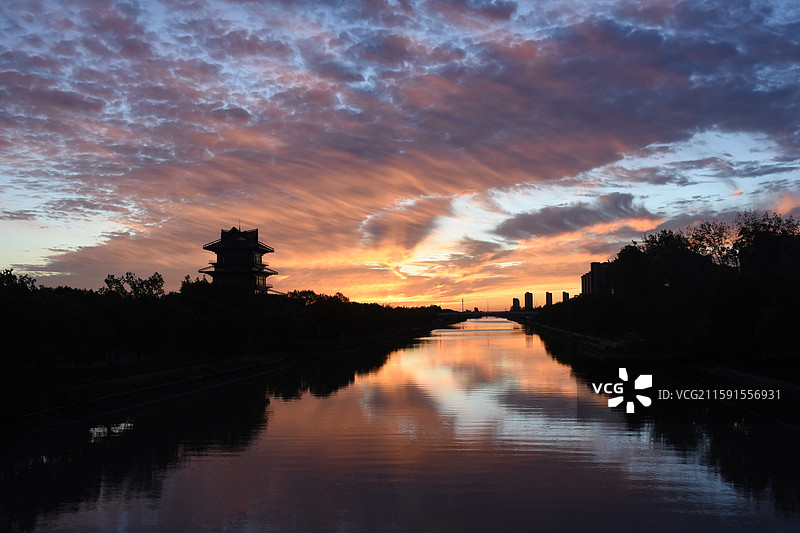 日出朝霞火烧云，上海奉贤，龙门阁图片素材