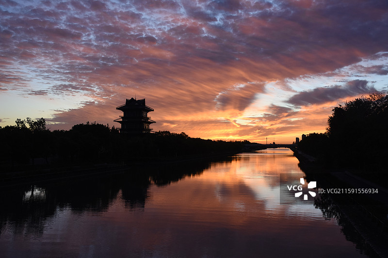 日出朝霞火烧云，上海奉贤，龙门阁图片素材