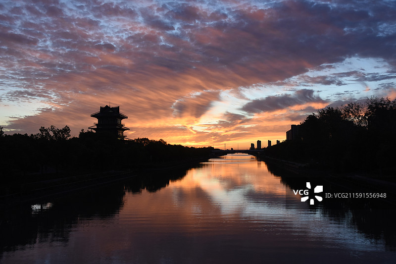 日出朝霞火烧云，上海奉贤，龙门阁图片素材