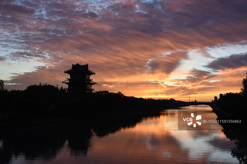 日出朝霞火烧云，上海奉贤，龙门阁图片素材