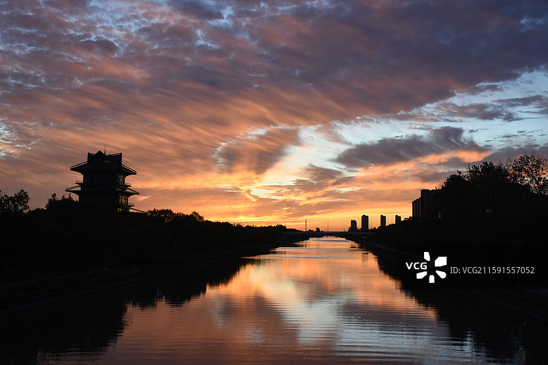 日出朝霞火烧云，上海奉贤，龙门阁图片素材