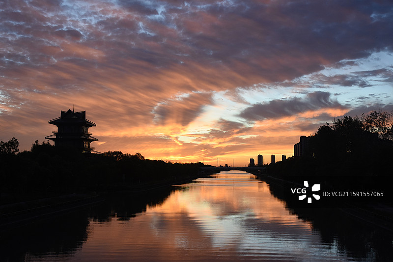 日出朝霞火烧云，上海奉贤，龙门阁图片素材