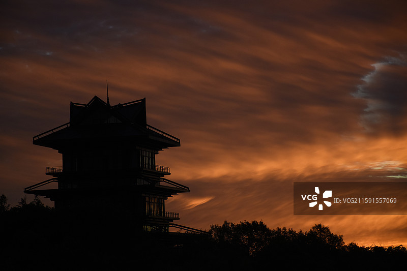 日出朝霞火烧云，上海奉贤，龙门阁图片素材