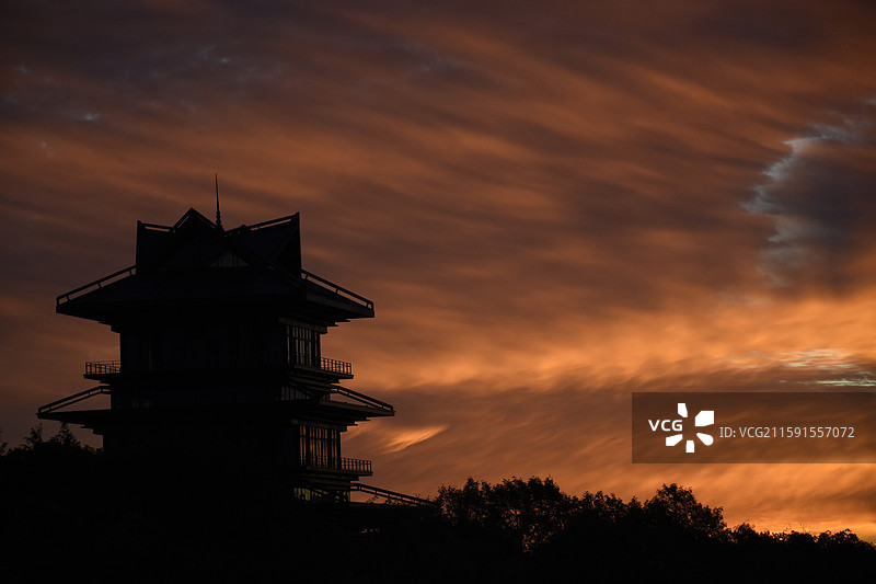 日出朝霞火烧云，上海奉贤，龙门阁图片素材