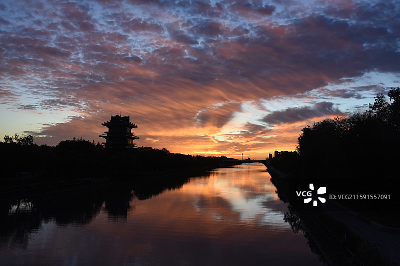 日出朝霞火烧云，上海奉贤，龙门阁图片素材
