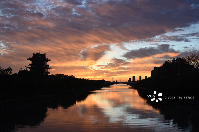 日出朝霞火烧云，上海奉贤，龙门阁图片素材