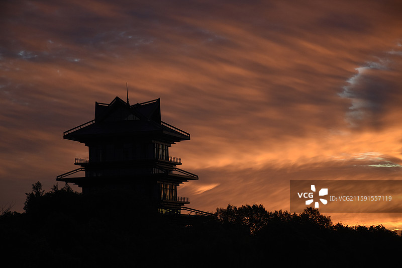 日出朝霞火烧云，上海奉贤，龙门阁图片素材