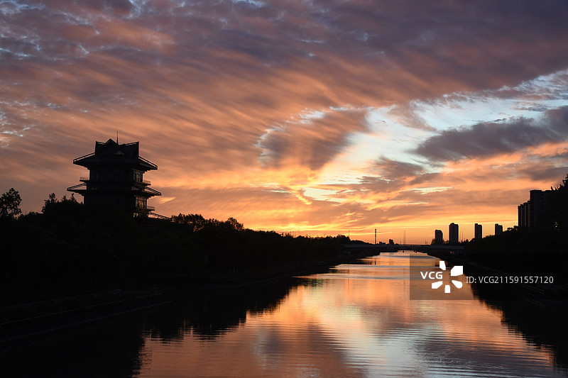 日出朝霞火烧云，上海奉贤，龙门阁图片素材