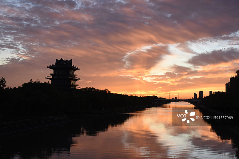 日出朝霞火烧云，上海奉贤，龙门阁图片素材
