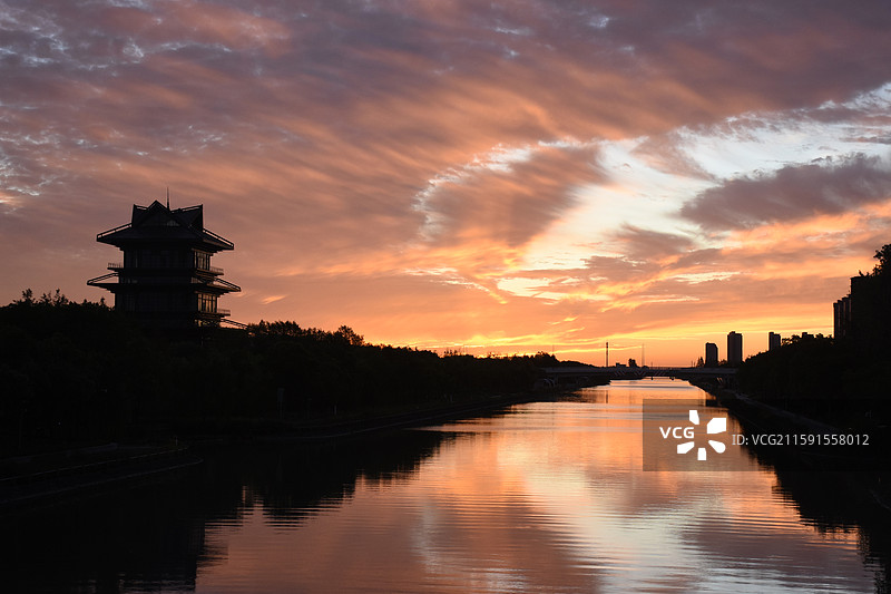 日出朝霞火烧云，上海奉贤，龙门阁图片素材