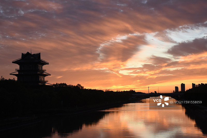 日出朝霞火烧云，上海奉贤，龙门阁图片素材