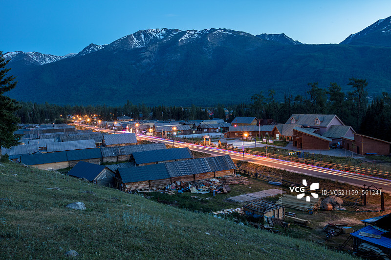喀纳斯山谷小镇夜色全景图片素材