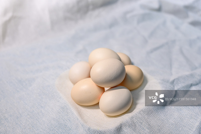 纱布上的土鸡蛋图片素材