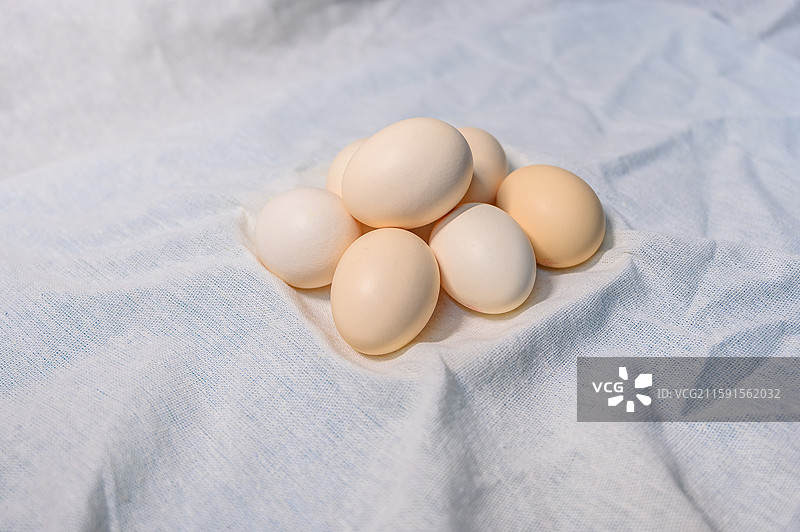 纱布上的土鸡蛋图片素材