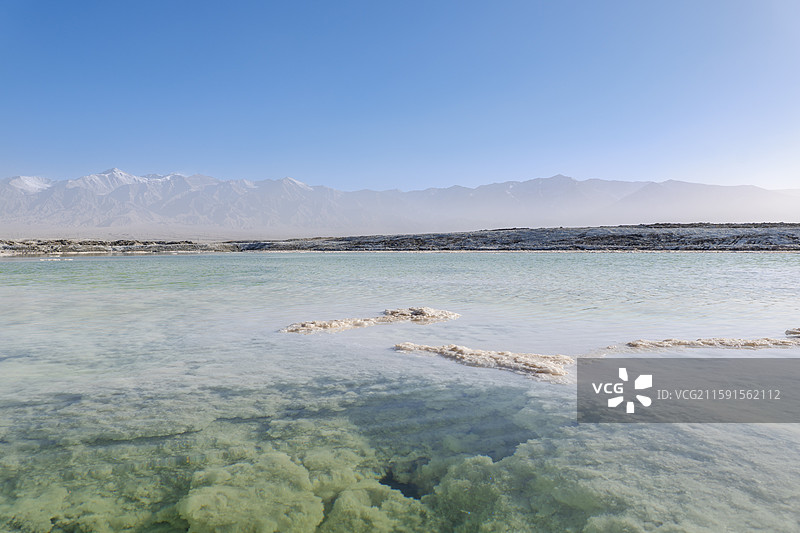 青海省大柴旦翡翠湖清澈的盐湖水体图片素材