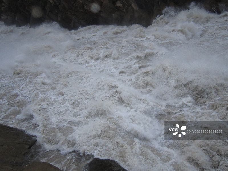 云南丽江虎跳峡的山水风光图片素材