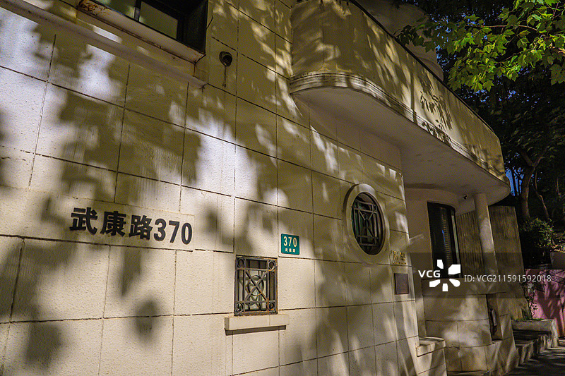 夏天梧桐树下的上海 上海武康路夜景 武康大楼 优秀历史建筑 上海街景 衡复风貌区 海派建筑 夜上海图片素材