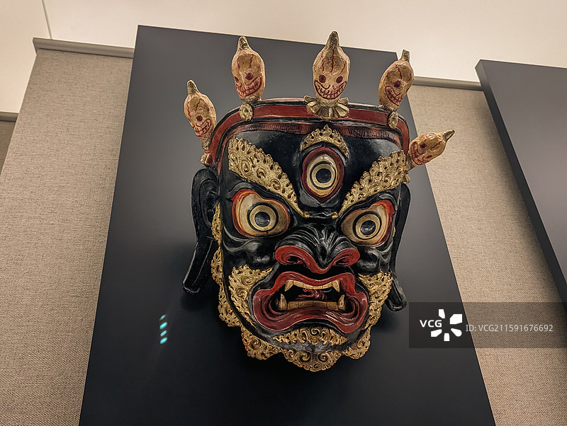 上海博物馆藏藏族彩漆金刚跳神面具图片素材